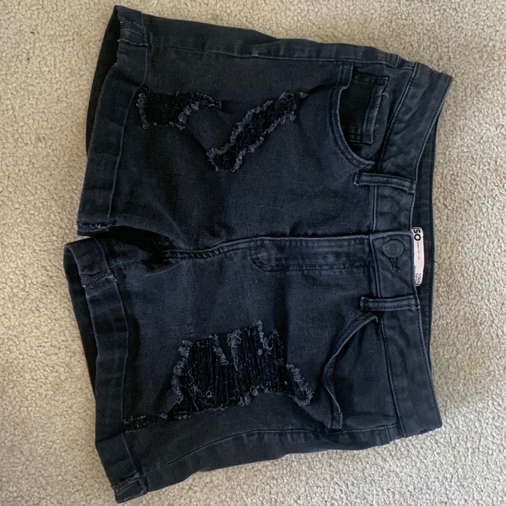 ALTERNATIVE mid rise black ripped denim shorts! Size 11/30 W from SO 🖤⛓️🥀